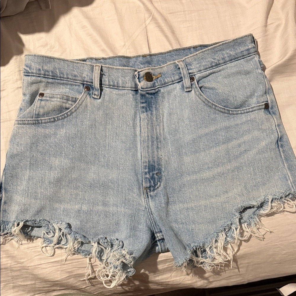 Wrangler Light Wash Denim Frayed Hem Women Jean Shorts size 34 waist